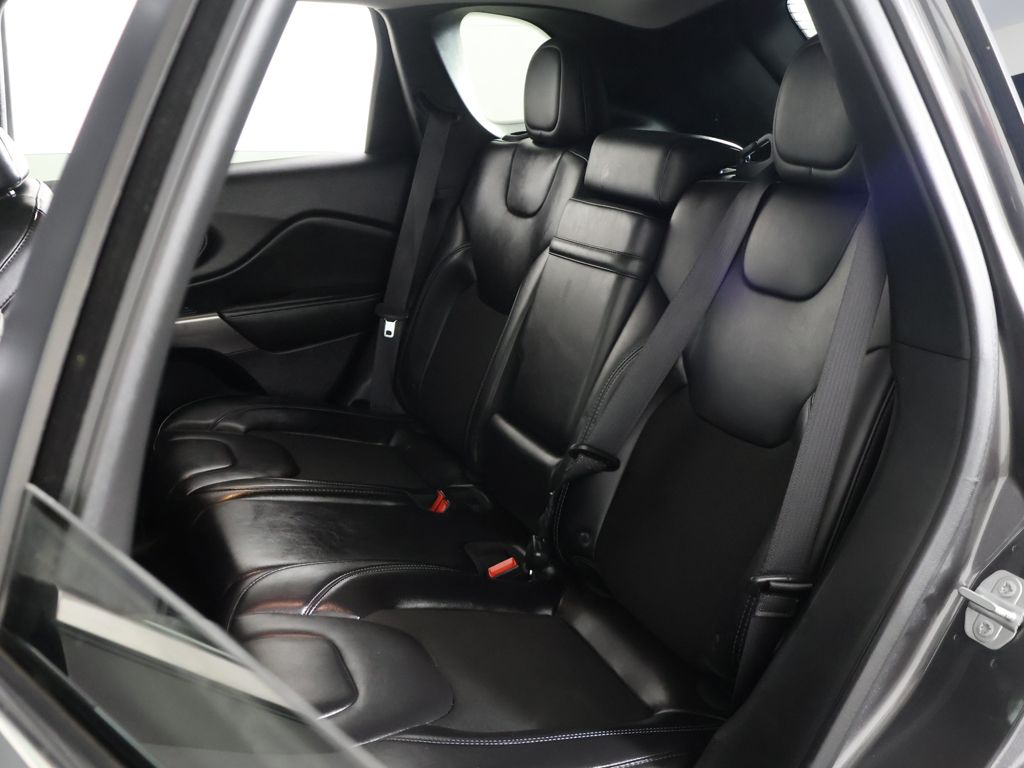 Used 2019 Gray Jeep Latitude Plus image 26