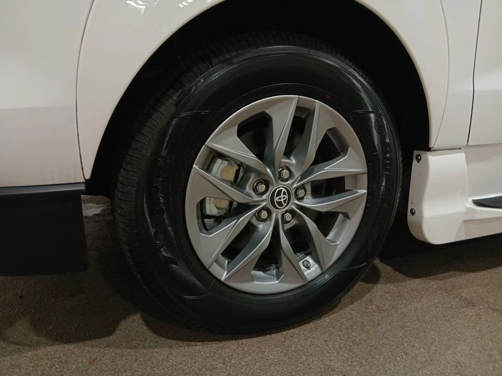 2023 Toyota Sienna LE