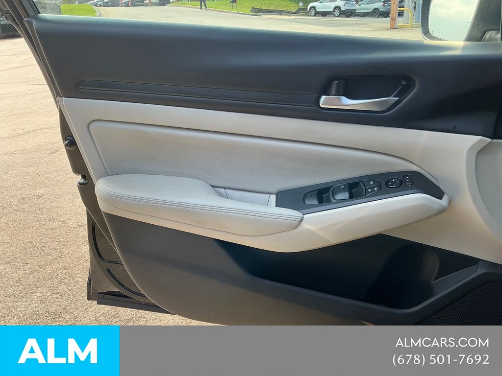 Used 2025 Black Nissan 2.5 SV image 11