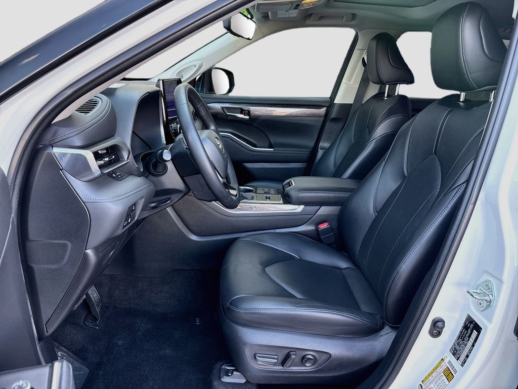 Thumbnail: 2023 Toyota Highlander - 19