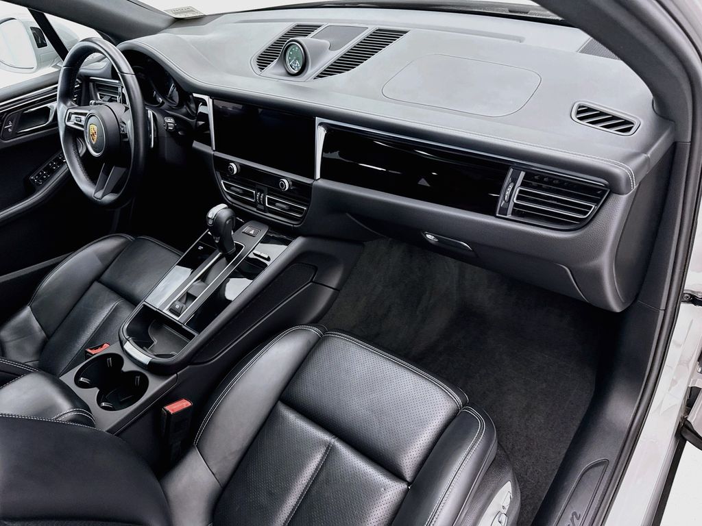 Thumbnail: 2022 Porsche Macan - 16