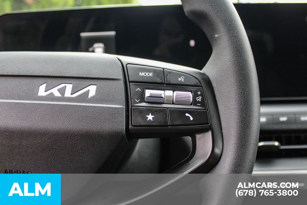 Used 2025 White Kia LXS image 27