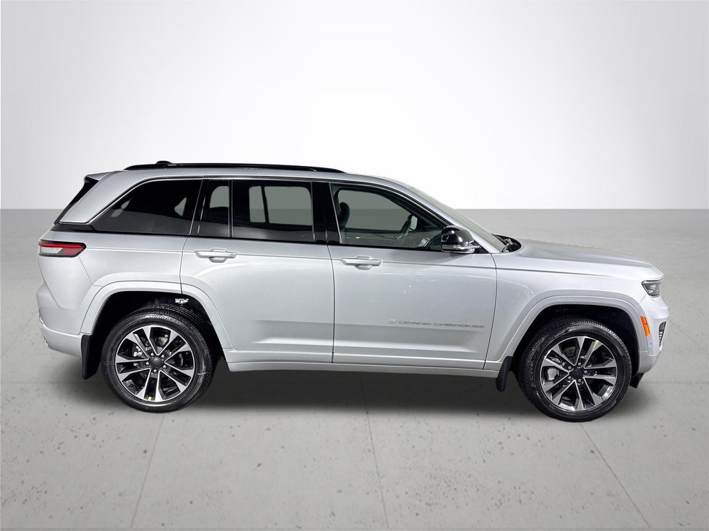 2025 Jeep Grand Cherokee Overland photo 4