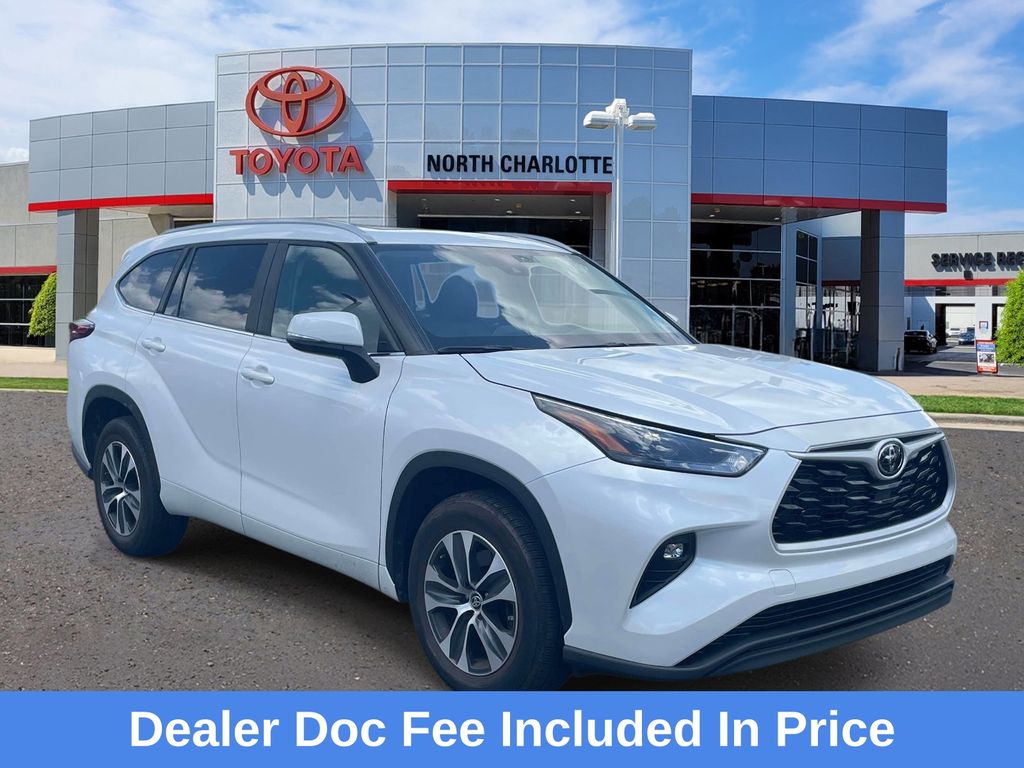 White (Wind Chill Pearl) 2023 Toyota Highlander SUV / Crossover Front-Wheel Drive 8-Speed Automatic