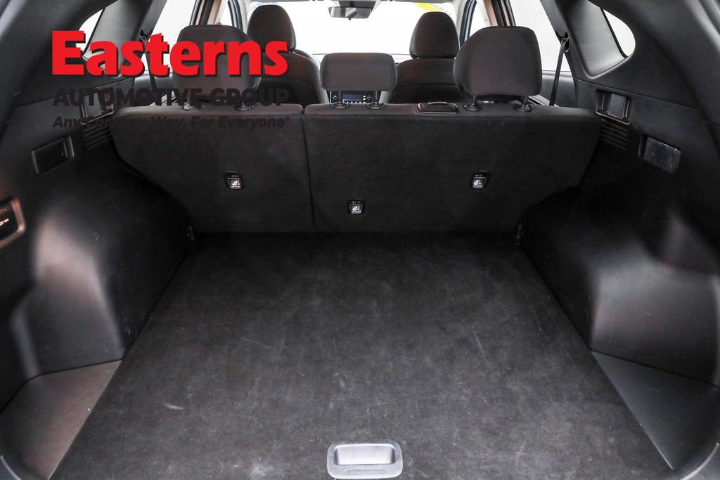 Used 2024 White Hyundai SEL image 9
