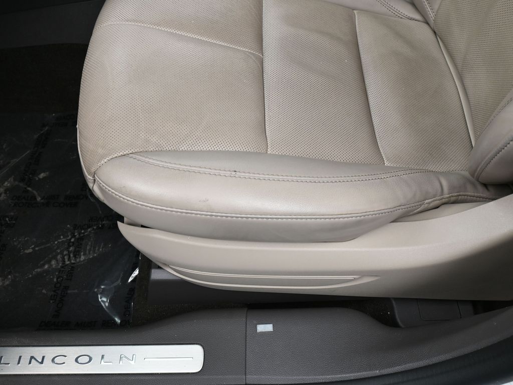 Used 2022 Pristine White Metallic Tri-Coat Lincoln Reserve image 15