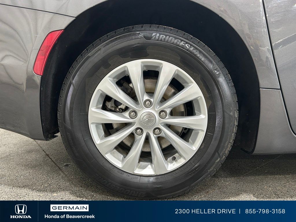 Used 2018 Gray Chrysler Touring L image 10