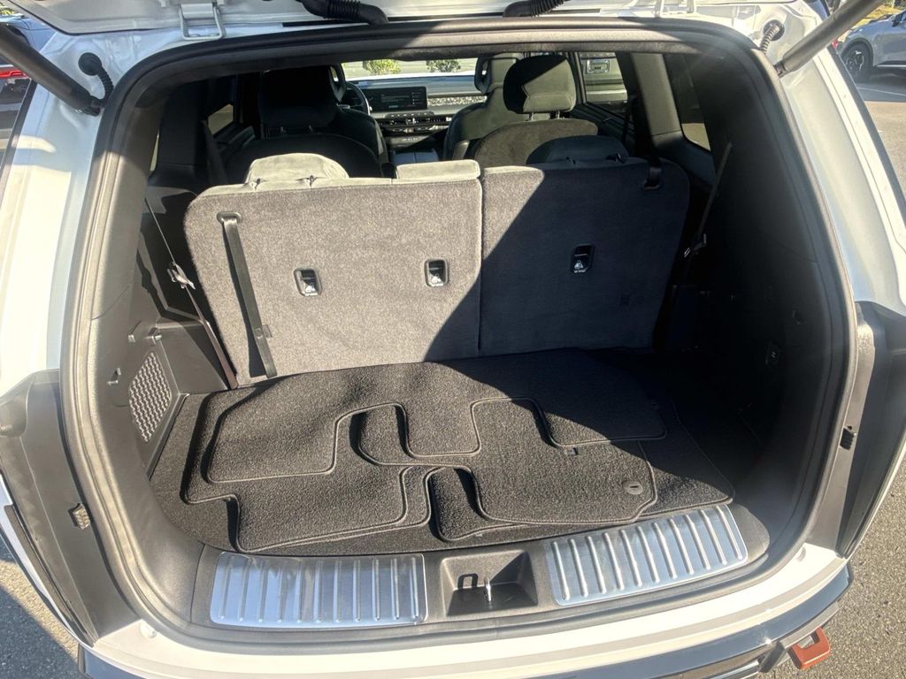 Used 2027 White Kia X-Pro SX-Prestige image 24