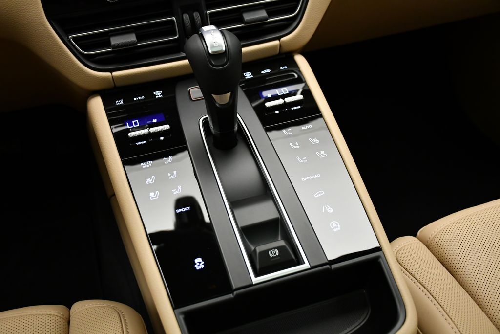 Thumbnail: 2026 Porsche Macan - 31