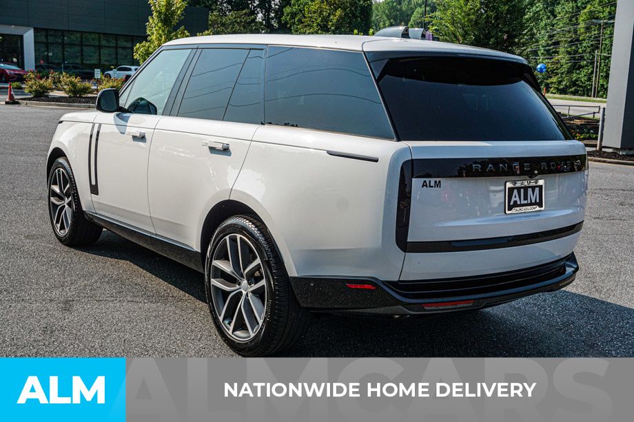Used 2024 White Land Rover SE image 4