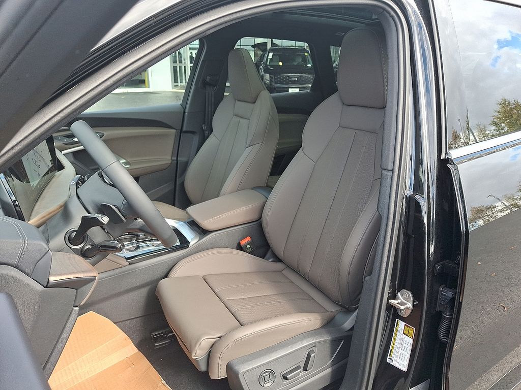 Thumbnail: 2025 Audi Q5 - 10