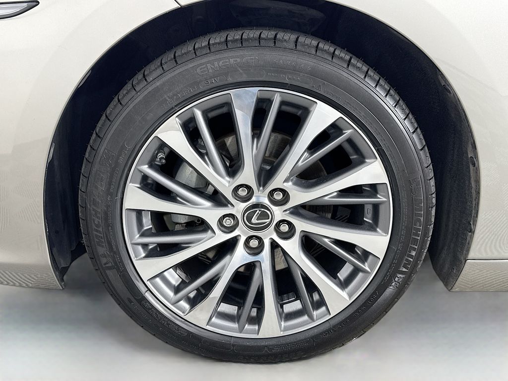 2019 Lexus ES 350 Luxury 32