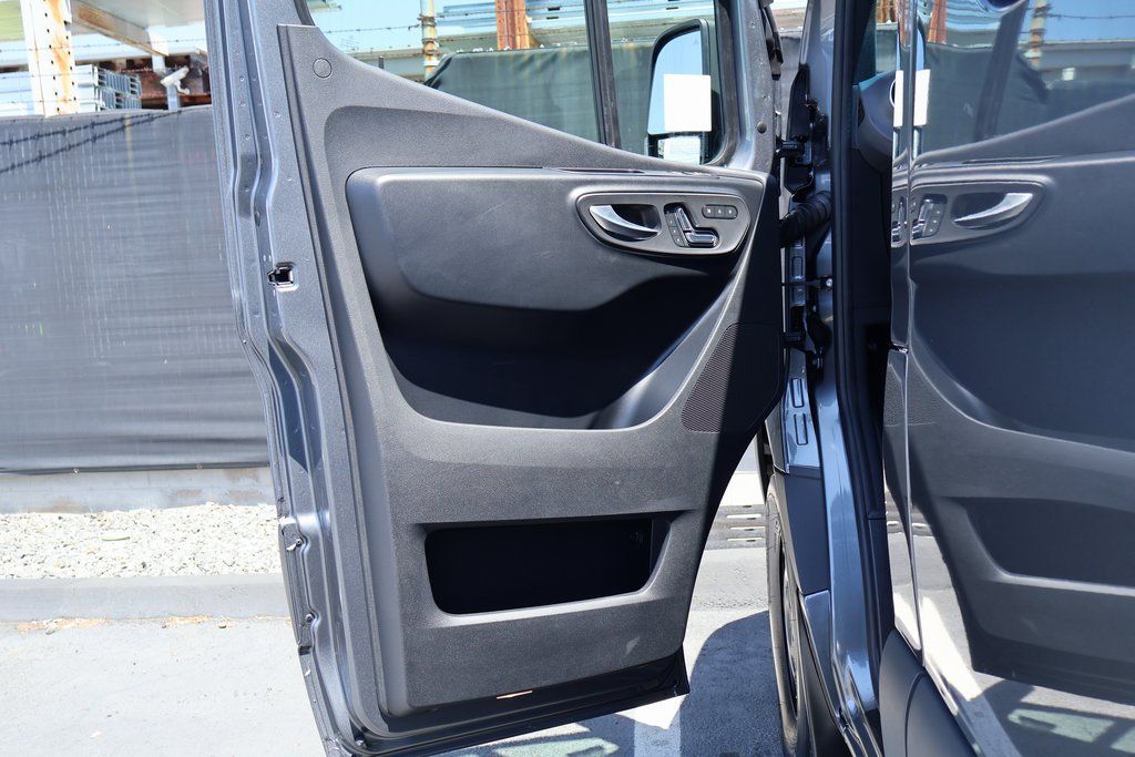 Thumbnail: 2025 Mercedes-Benz Sprinter - 9