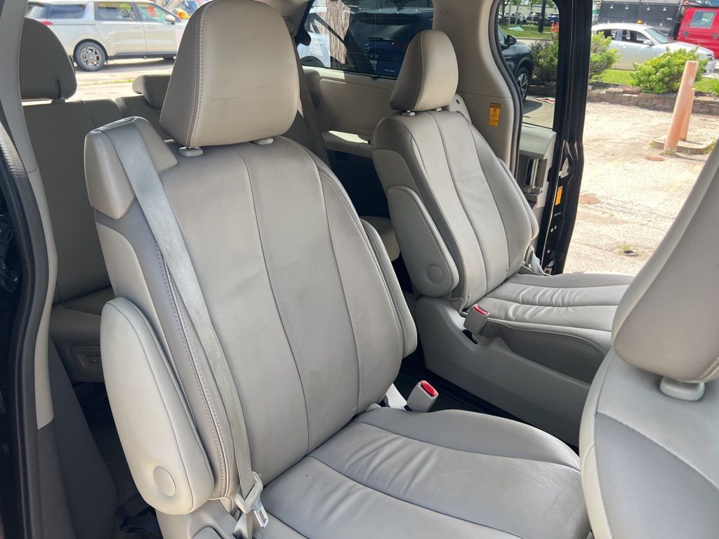 2014 Toyota Sienna XLE 7-Passenger Auto Access Se photo