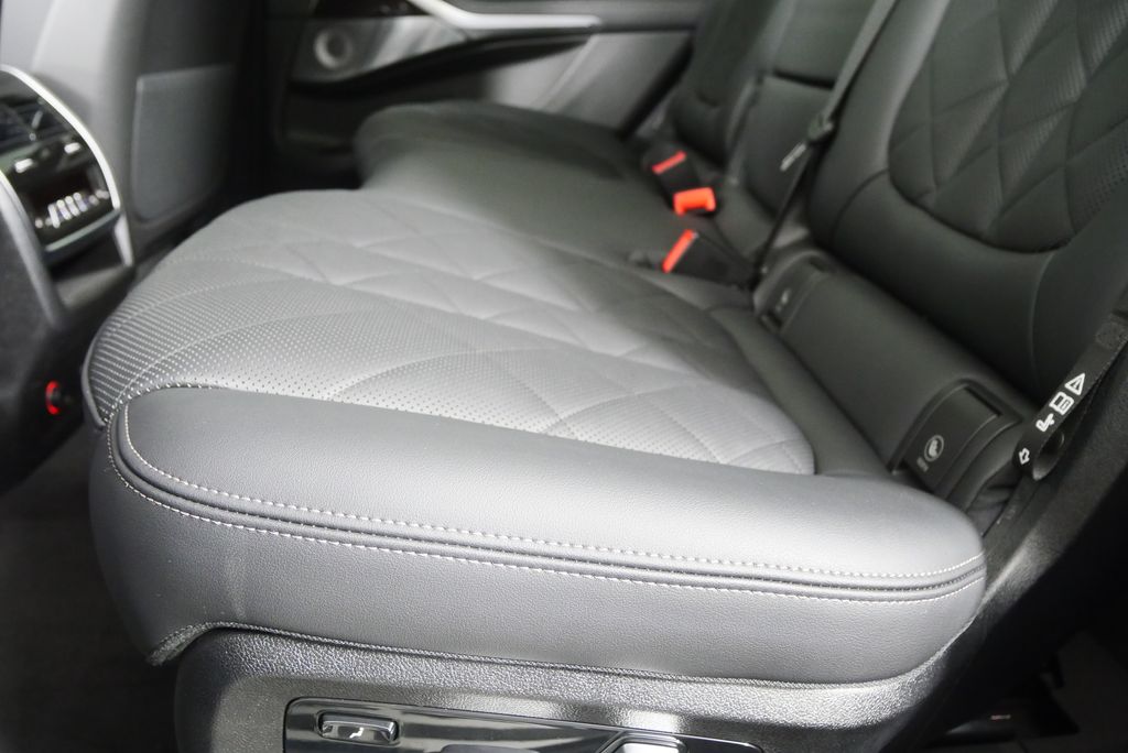 Thumbnail: 2025 BMW X7 - 16