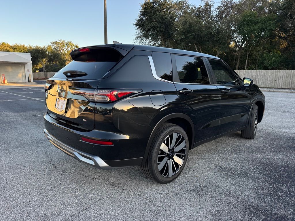 2025 Mitsubishi Outlander SE photo 4