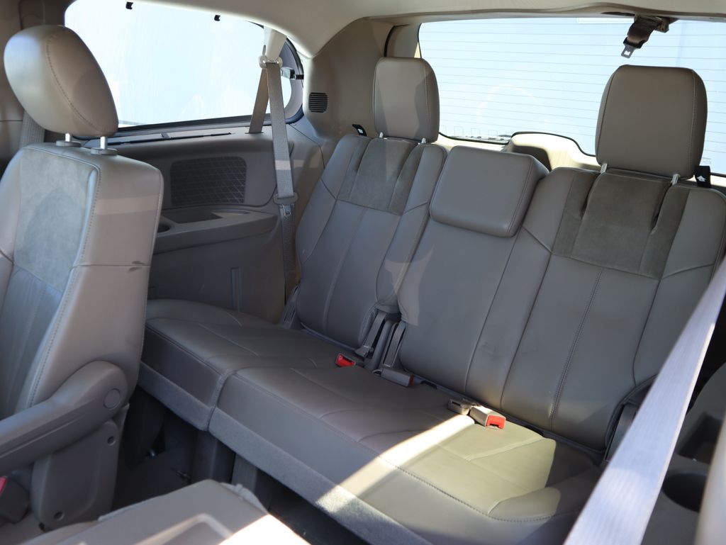 Thumbnail: 2015 Chrysler Town & Country - 11