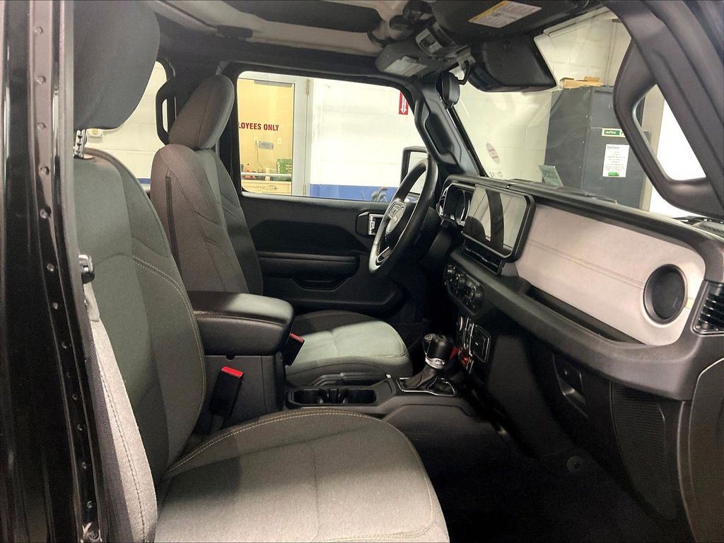 2024 Jeep Wrangler — photo 11