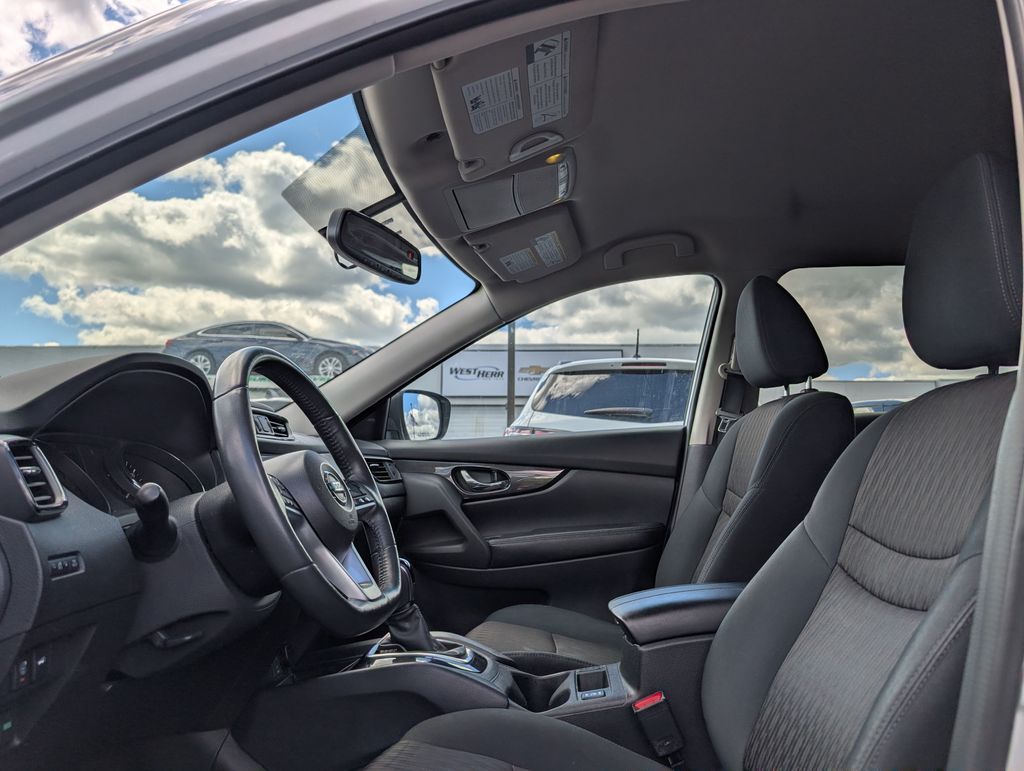 Used 2017 Silver Nissan SV image 9