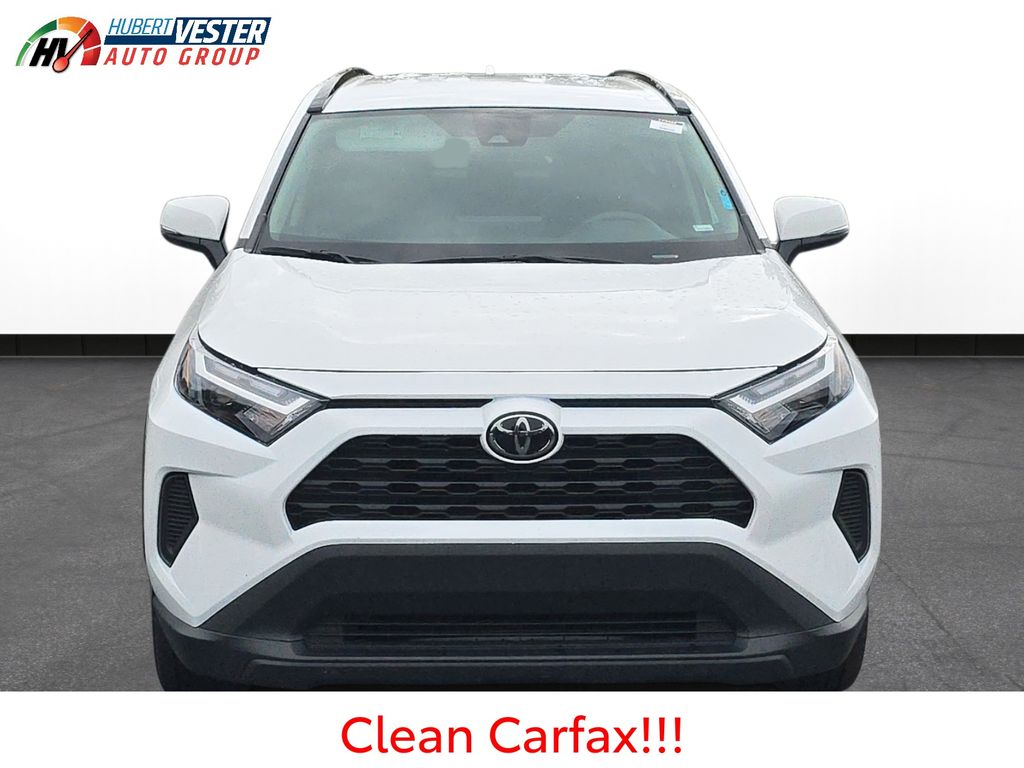 2024 Toyota RAV4 XLE photo 3