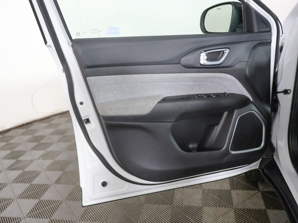 Used 2025 White Jeep Latitude image 22