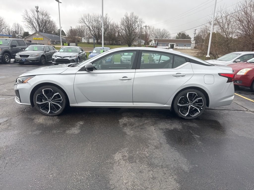 View vehicle photo 4