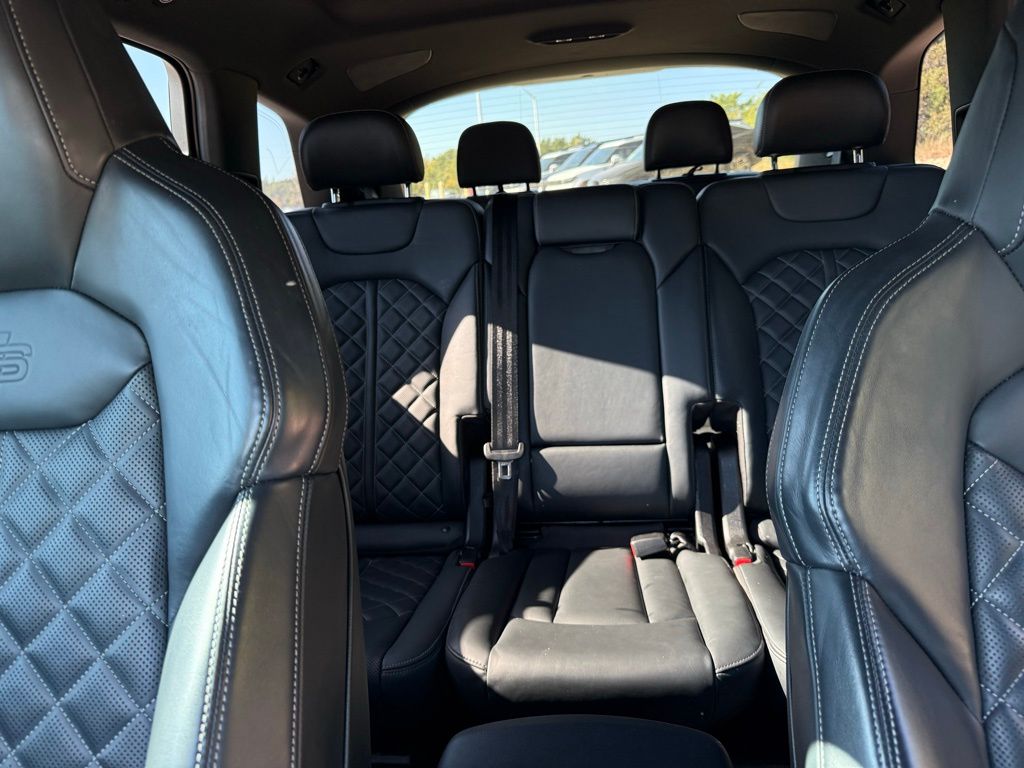 Thumbnail: 2022 Audi SQ7 - 22