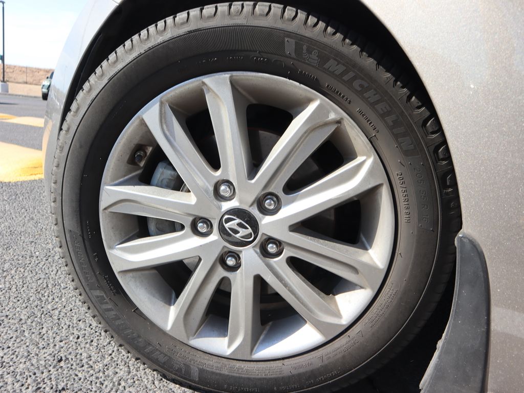 Thumbnail: 2015 Hyundai Elantra - 15