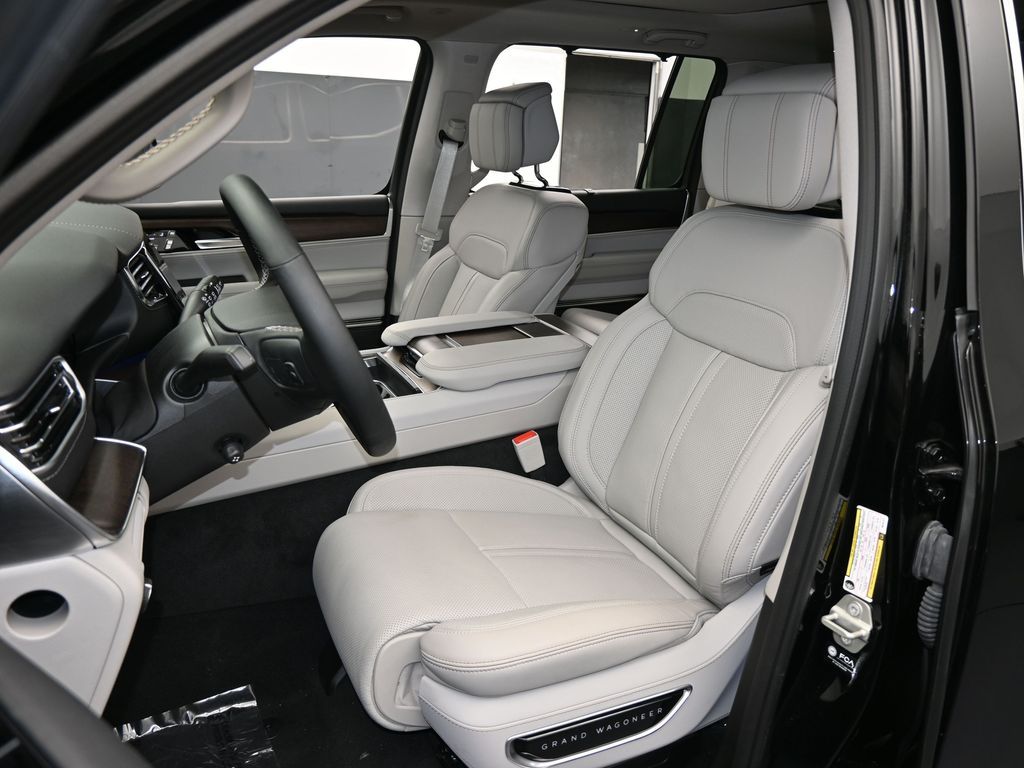 Used 2024 Diamond Black Crystal Pearlcoat Jeep Base image 39