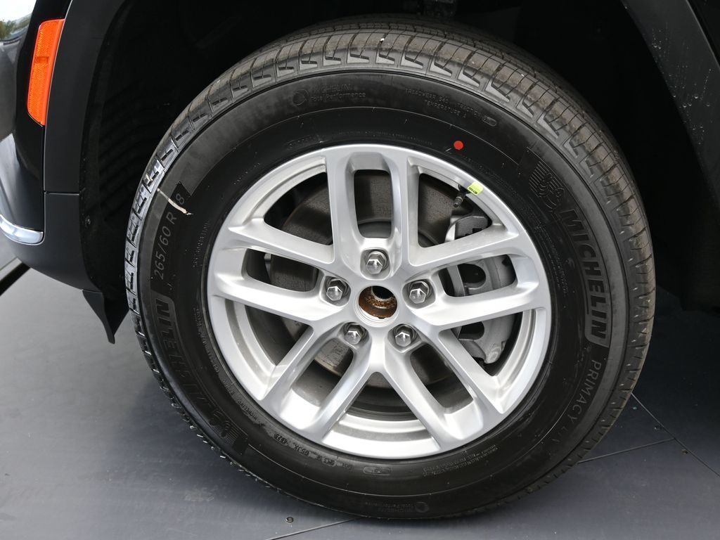 New 2026 Diamond Black Crystal Pearlcoat Jeep Laredo image 25