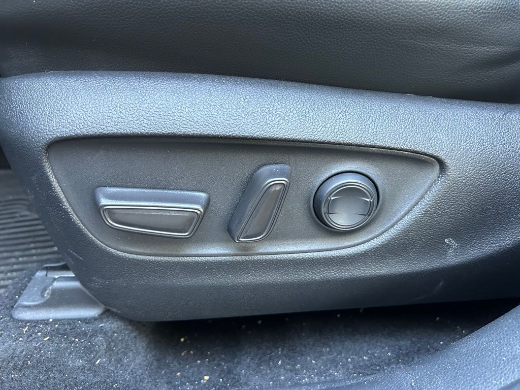 Thumbnail: 2023 Toyota Highlander - 16