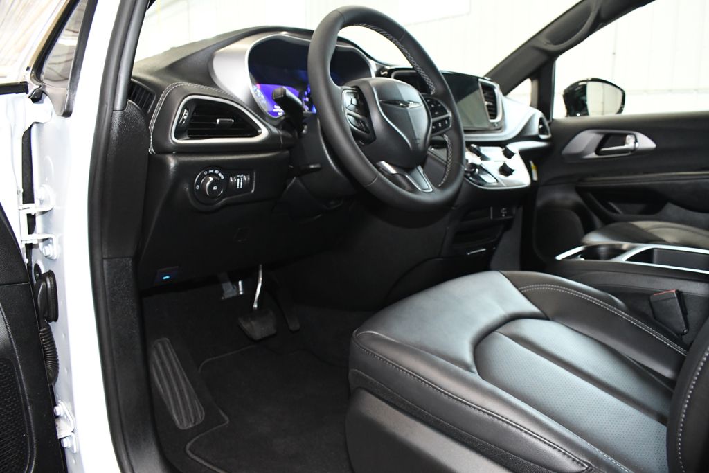 Used 2026 White Chrysler Select image 21