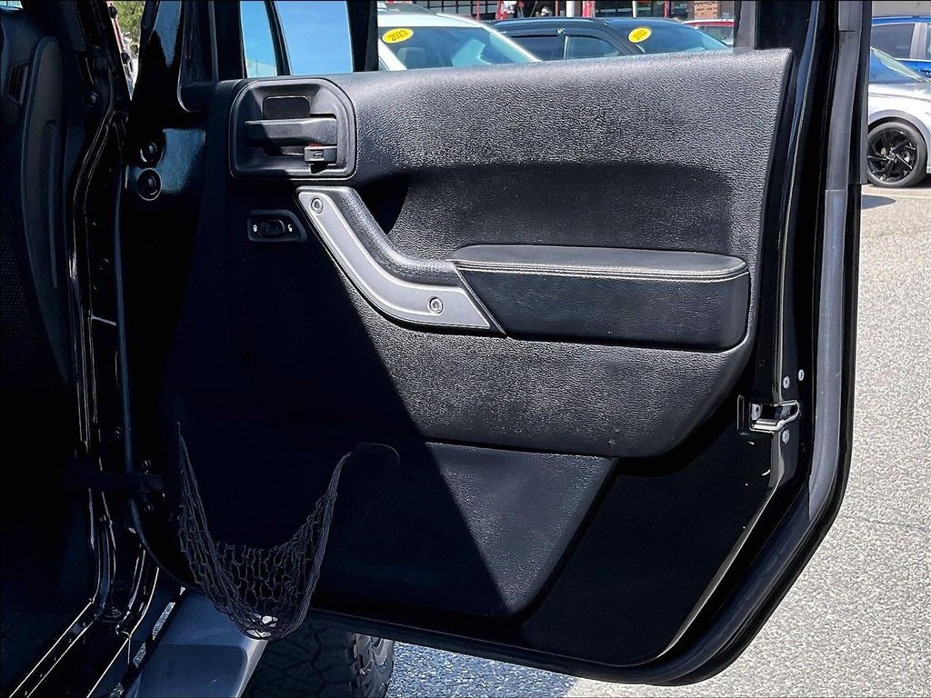 2015 Jeep Wrangler — photo 12