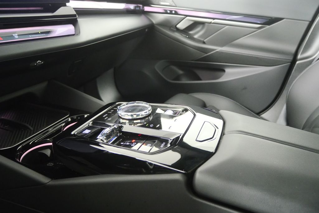 Thumbnail: 2025 BMW 5 Series - 22