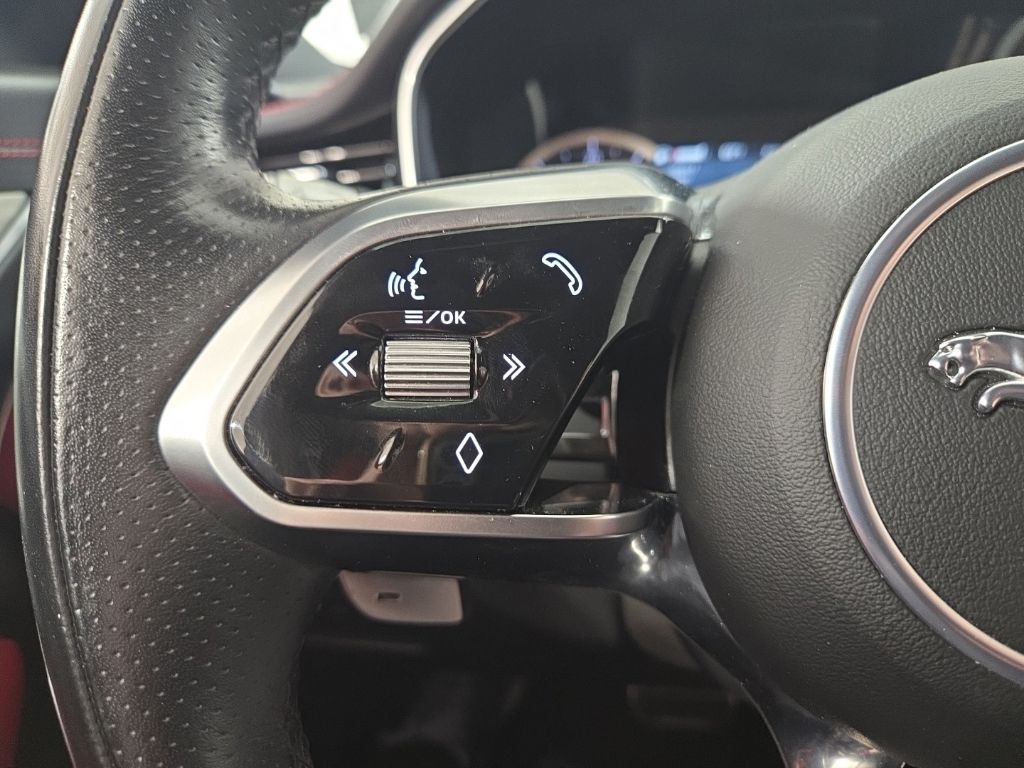 Certified Used 2022  Jaguar R-Dynamic SE image 18