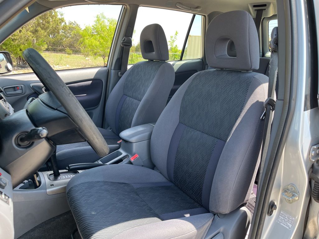2003 Toyota RAV4 Base 23