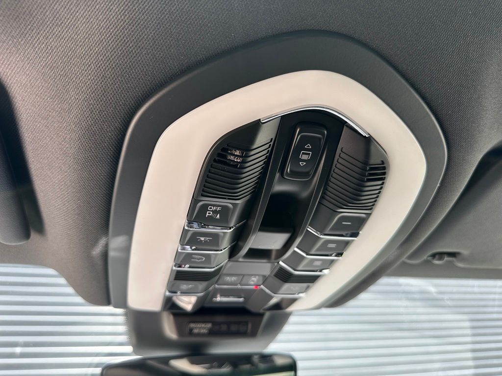 Thumbnail: 2026 Porsche Macan - 31
