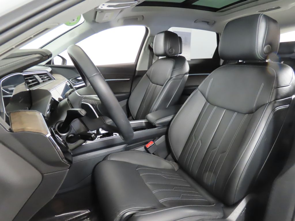 Thumbnail: 2019 Audi e-tron - 31