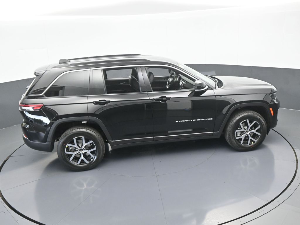 Used 2025 Diamond Black Crystal Pearlcoat Jeep Limited image 41