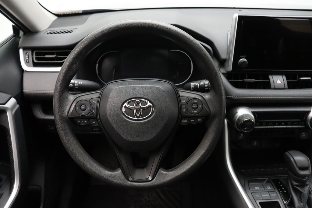 2023 Toyota RAV4 XLE 23