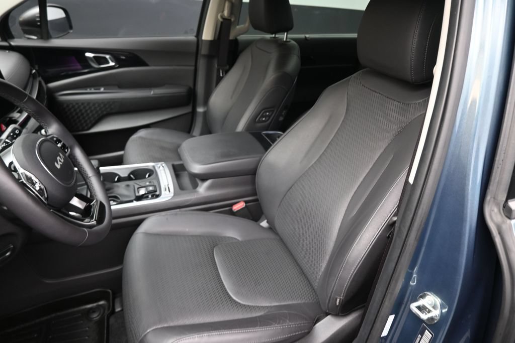 Used 2025 Kia Carnival Van