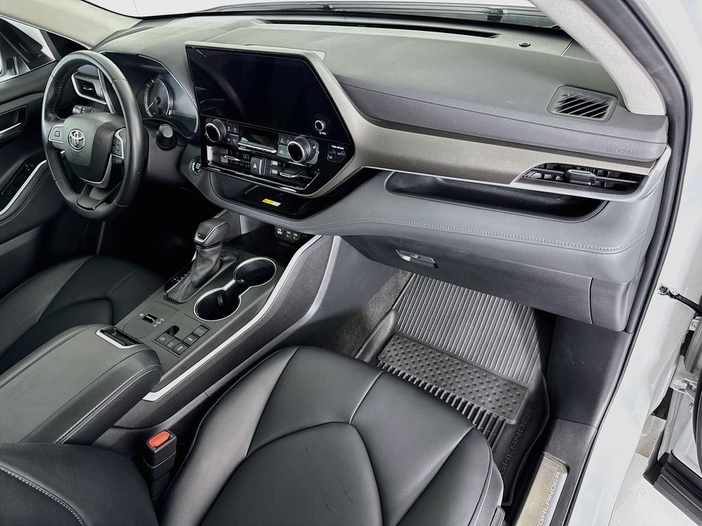 Thumbnail: 2023 Toyota Highlander - 17