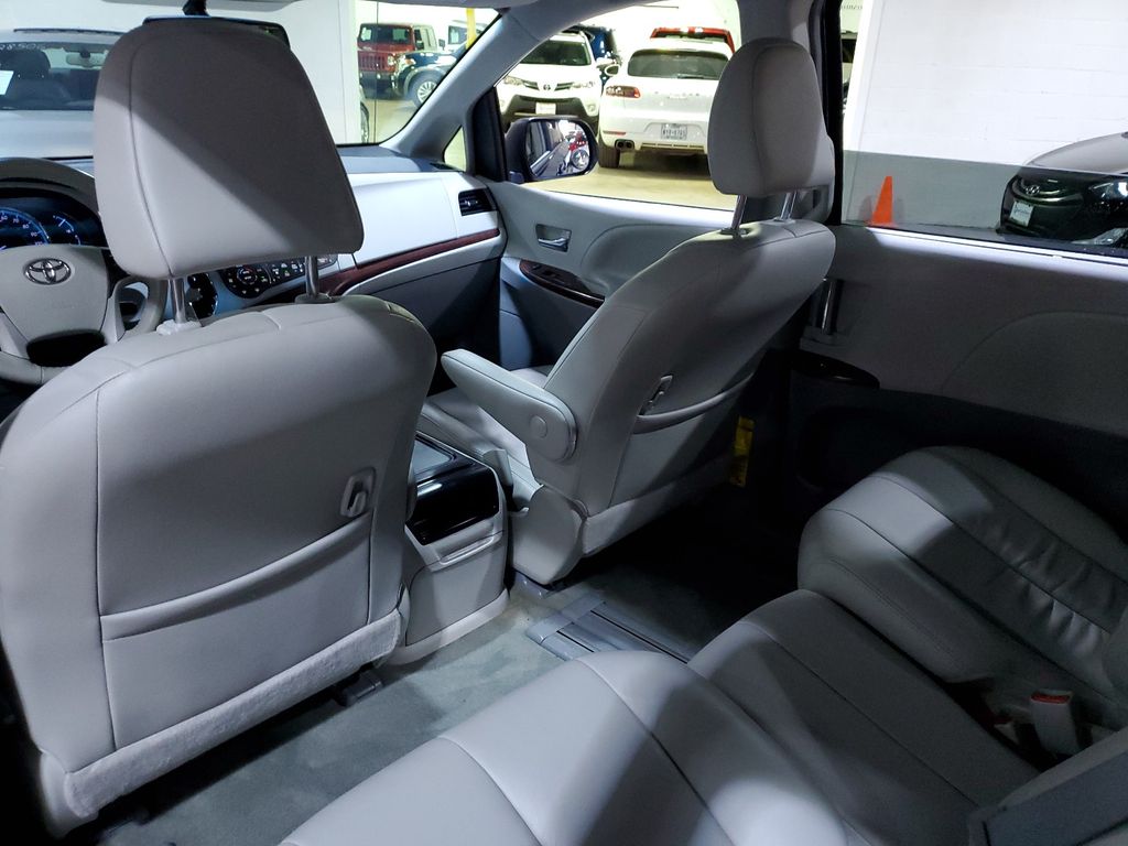 2012 Toyota Sienna XLE 27