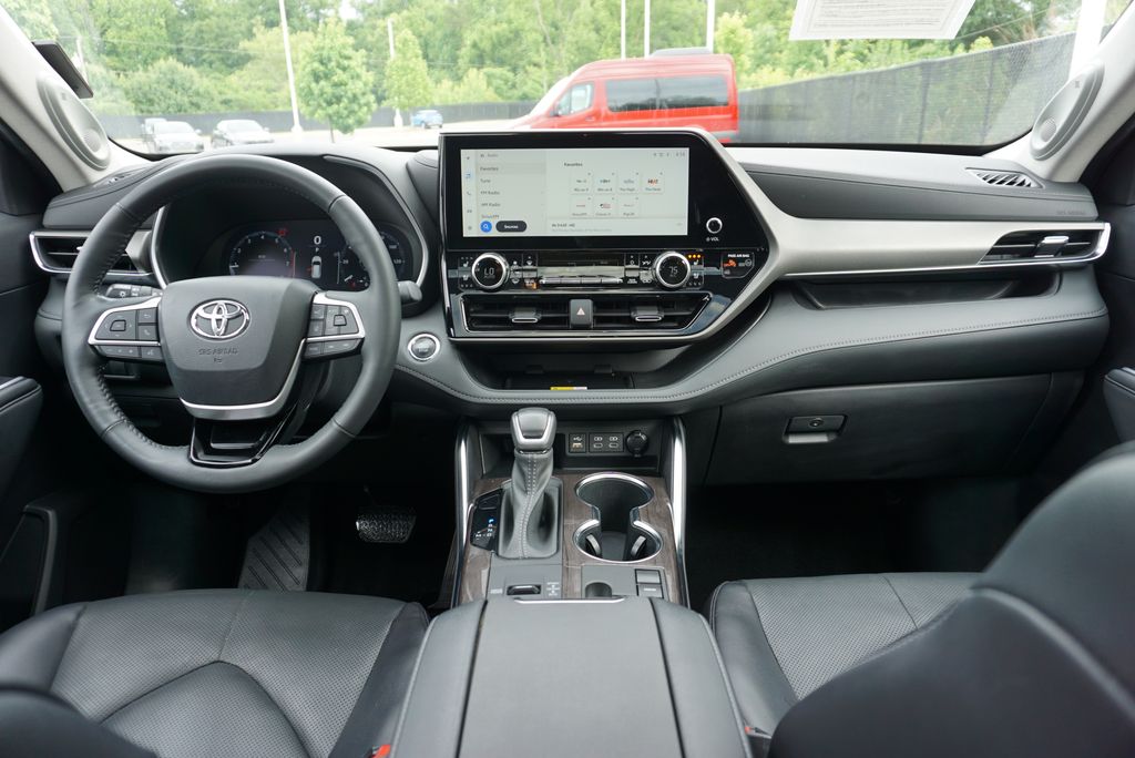 Thumbnail: 2023 Toyota Highlander - 18