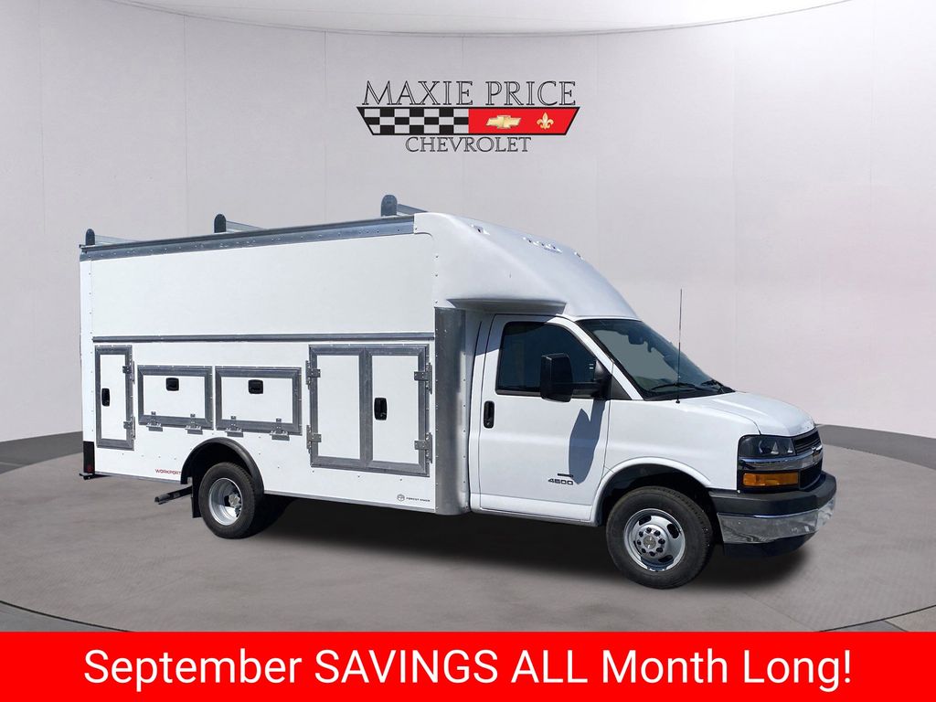 Summit White 2026 Chevrolet Express Chassis Van Rear-Wheel Drive 8-Speed Automatic