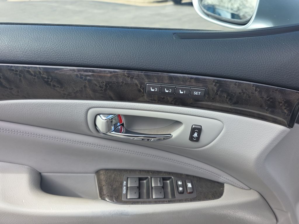 Used 2009  Lexus 460 image 17