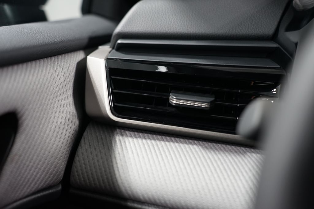 2025 Toyota Camry SE 26