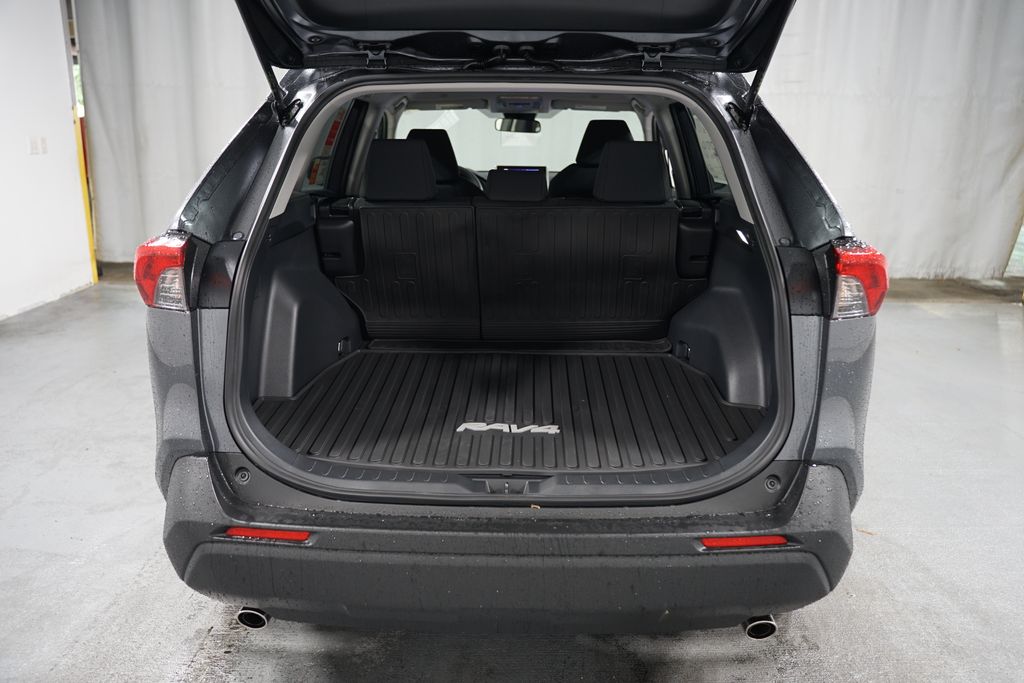 2025 Toyota RAV4 LE 32