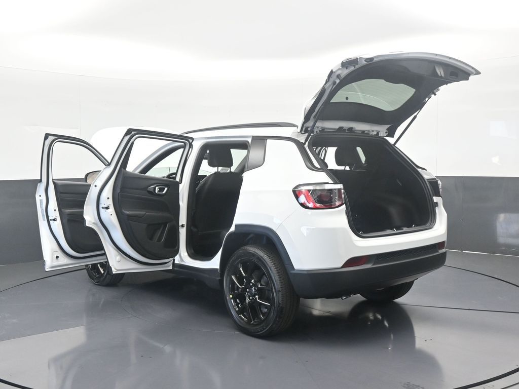 New 2026 bright white clearcoat Jeep Latitude image 68