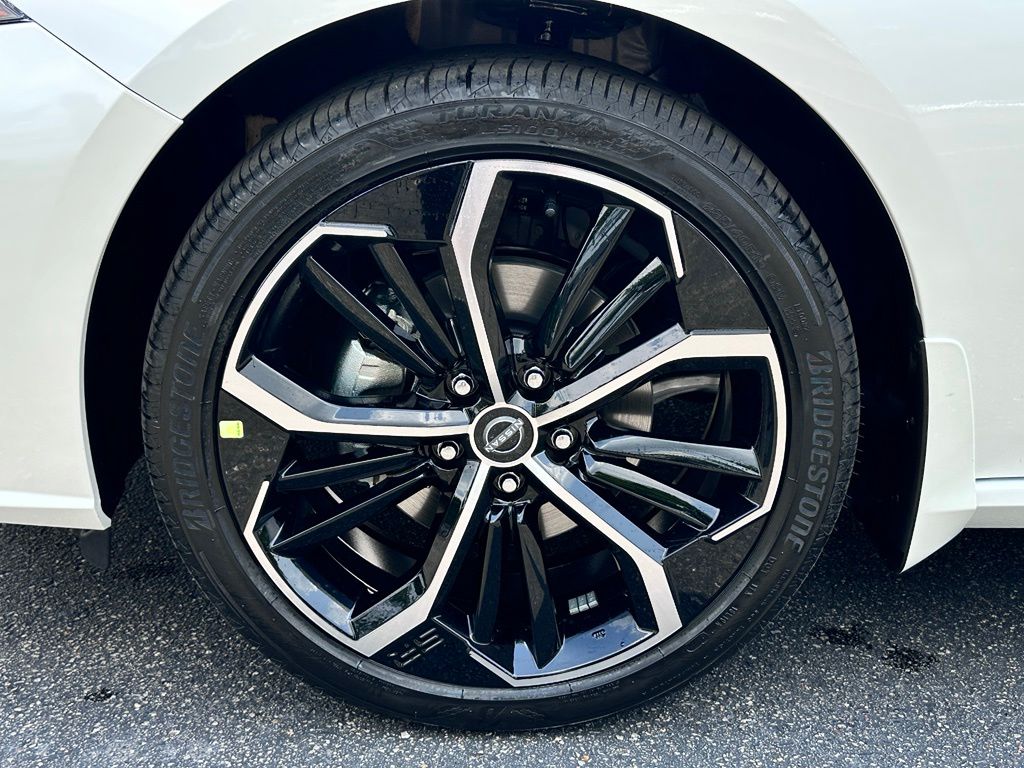 New 2026 Pearl White/Super Black Nissan 2.5 SR image 12